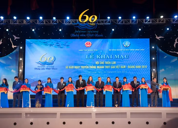 Các đại biểu cắt băng khai mạc Hội chợ triển lãm, mở đầu cho chuỗi các sự kiện kỷ niệm 60 năm Ngày truyền thống Thủy sản Việt Nam được tổ chức trên địa bàn tỉnh
