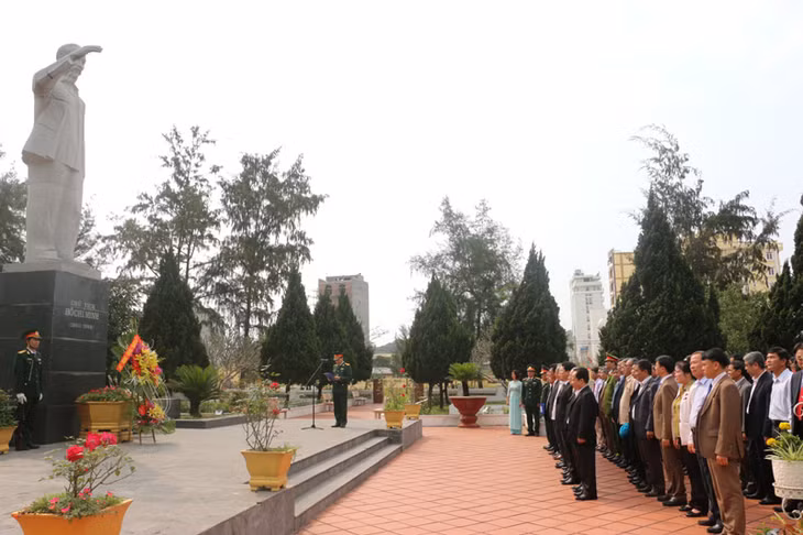 Huyện Cô Tô dâng hương báo công với Chủ tịch Hồ Chí Minh về kết quả 25 năm xây dựng và phát triển.