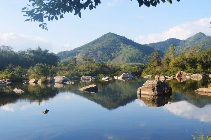 7. Hầm Hô là khu du lịch sinh thái cách trung tâm thành phố Quy Nhơn khoảng 50 km về phía tây bắc. Nơi đây nổi tiếng với cảnh sắc thiên nhiên hùng vỹ còn nguyên nét hoang sơ. Đến đây, du khách có thể chèo thuyền trên sông, nhìn ngắm những dãy đá nhiều hình thù dưới lòng sông. Ảnh: HiQuynhon.