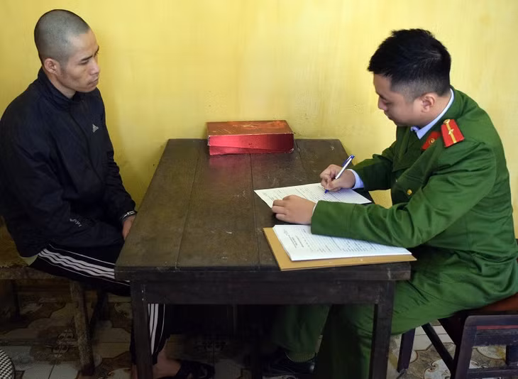Đối tượng cho vay nặng lãi khai báo hành vi của mình trước Cơ quan Công an TX Đông Triều. 