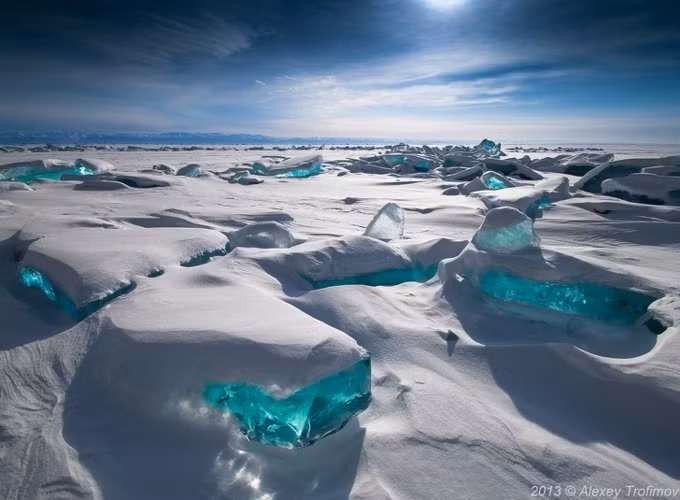 Baikal là một hồ lớn ở Siberia, là niềm tự hào của nước Nga. Đó là hồ sâu nhất và sạch nhất trên Trái đất. Chiều dài của hồ là 600 km. Vào mùa đông, độ dày của băng có thể đạt 2 mét. Vì nước rất sạch nên bạn có thể nhìn xuyên qua băng.