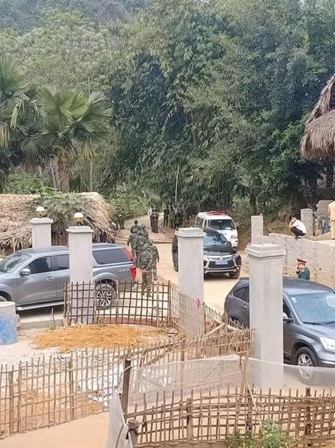 Hiện trường bị phong tỏa, lực lượng quân đội được huy động để xử lý vụ việc.
