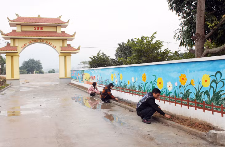 Đoạn đường cổng chào thôn Suối Găng (xã An Sinh, TX Đông Triều) được Đoàn Thanh niên phụ trách vẽ tranh tường, trồng hoa tạo cảnh quan. Ảnh: Nguyễn Dung.
