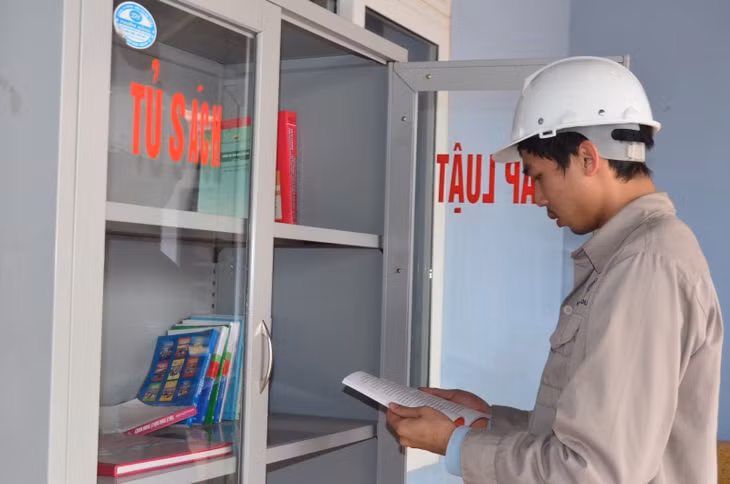 Tủ sách pháp luật công đoàn tại Công ty CP Tập đoàn Hoàng Hà. 
