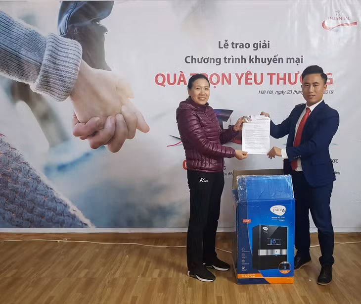 Các khách hàng tại Quảng Ninh đã may mắn trúng giải của chương trình “Quà Trọn Yêu Thương” của Prudential.