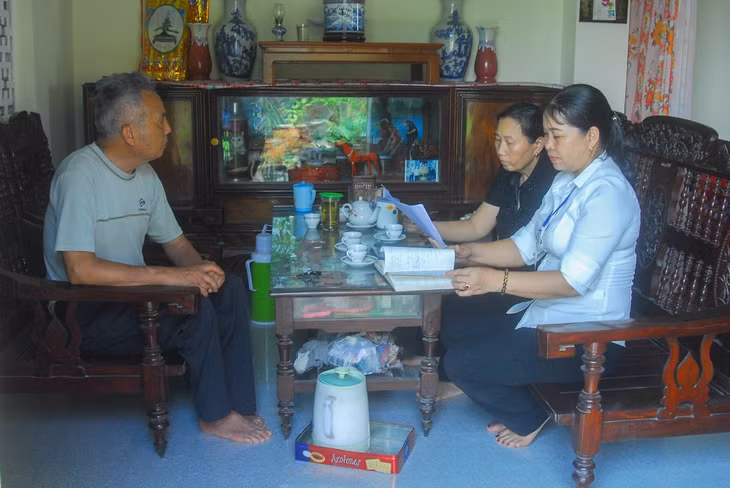 Cán bộ phường Phương Nam (TP Uông Bí) trực tiếp nắm tình hình tại các hộ dân trên địa bàn.