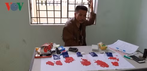  Đối tượng Nguyễn Đình Lộc cùng tang vật tại Đồn Biên phòng cửa khẩu Chi Ma