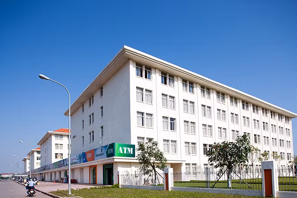 Công ty TNHH Texhong Ngân Long đã xây dựng xong và đưa vào sử dụng 4 khối nhà ở tập thể 5 tầng (khoảng 696 căn hộ), đáp ứng chỗ ở cho khoảng 5.000 công nhân