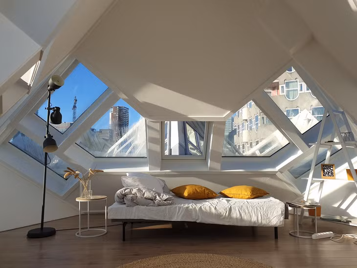  Đến Rotterdam, du khách có thể lưu trú tại những phòng dorm 6 giường ở trung tâm với giá khoảng 26 USD/đêm. Hầu hết phòng tập thể đều bao gồm khăn trải giường miễn phí, WiFi và bữa sáng tự chọn. Phòng riêng kép sẽ có giá khoảng 57-80 USD/đêm.