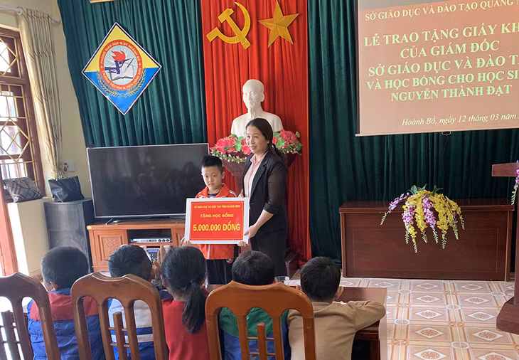 Gi ám đốc Sở GD&ĐT trao học bổng cho em Nguyễn Thành Đạt.