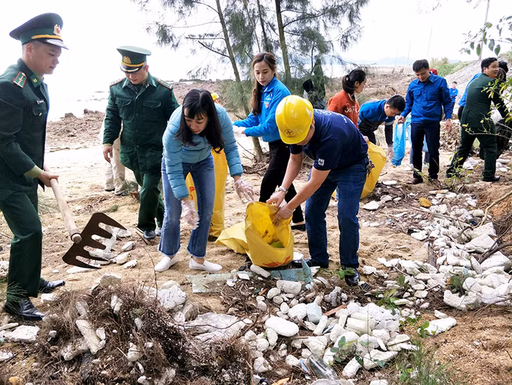 Huyện Đoàn Hải Hà phối hợp với chiến sĩ Bộ đội Biên phòng xã Quảng Đức dọn dẹp vệ sinh môi trường tại xã đảo Cái Chiên.