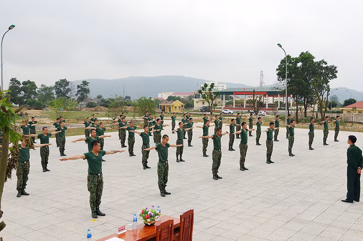 Các chiến sĩ trẻ tham gia thi thể dục tay không.