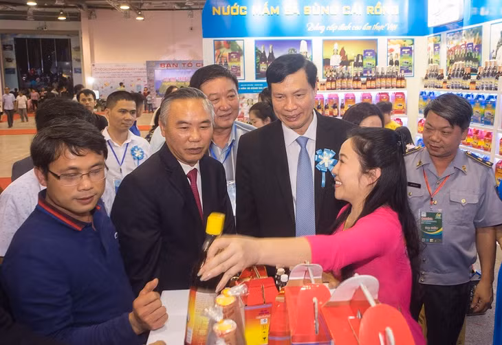 Đồng chí Phùng Đức Tiến, Thứ trưởng Bộ NN&PTNT và đồng chí Nguyễn Đức Long, Chủ tịch UBND tỉnh Quảng Ninh tham quan các gian hàng tại Hội chợ