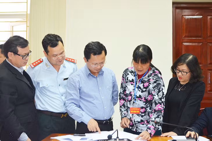 Đồng chí Cao Tường Huy, Phó Chủ tịch UBND tỉnh xem xét hồ sơ địa chính liên quan đến thửa đất.