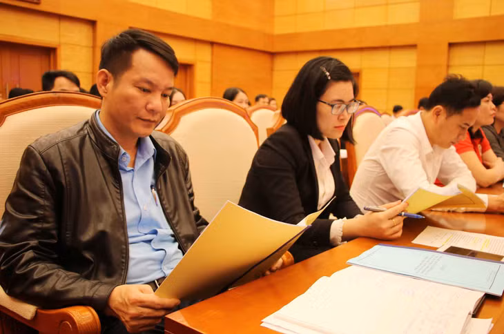 Các đại biểu nghiên cứu tài liệu tại hội nghị tập huấn.