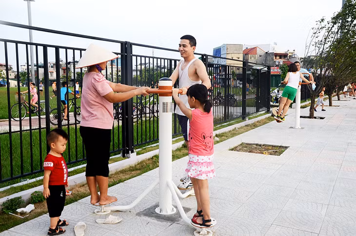 Thiết bị tập thể dục ngoài trời được lắp đặt ở Quảng trường 25/2 đáp ứng nhu cầu luyện tập thể dục ngày càng tăng cao của người dân TP Uông Bí.