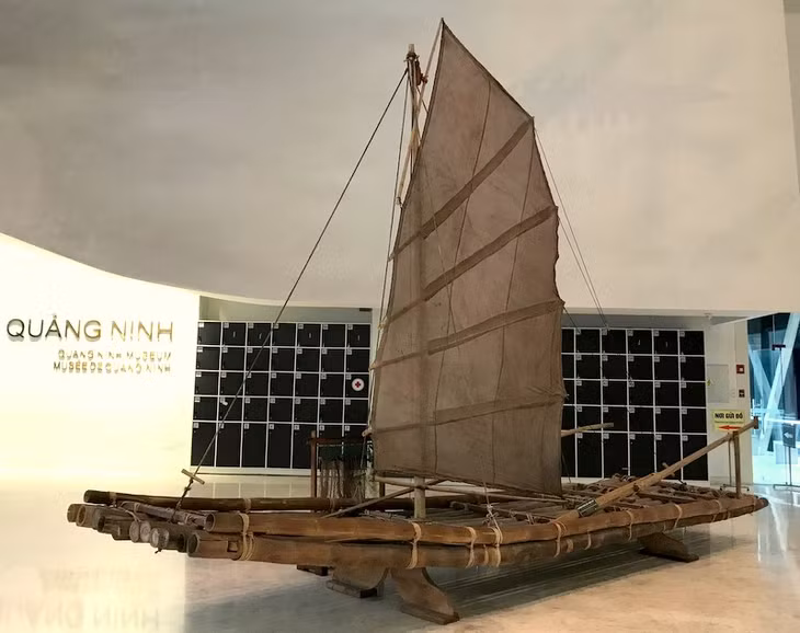 Bên dưới là mô hình chiếc bè truyền thống có gắn cánh buồm của ngư dân vùng biển Quảng Ninh vẫn thường sử dụng khi xưa