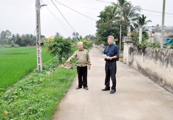 Các hội viên Hội Thân nhân Việt kiều TX Quảng Yên tình nguyện hiến đất, mở rộng làm đường nông thôn mới tại khu 1, phường Nam Hòa. 