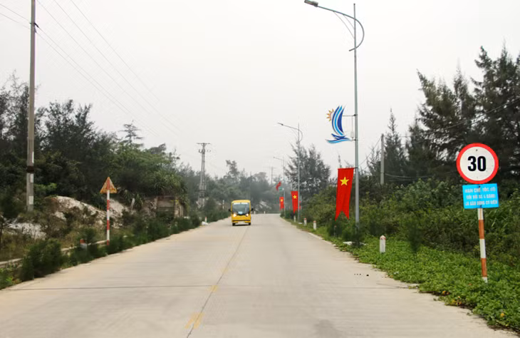 Dự án đường xuyên đảo giai đoạn 2 đoạn qua xã Đồng Tiến, đang được hoàn thiện, dự kiến thông xe kỹ thuật vào tháng 3/2019, giúp kết nối phát triển du lịch dịch vụ trên đảo Cô Tô.
