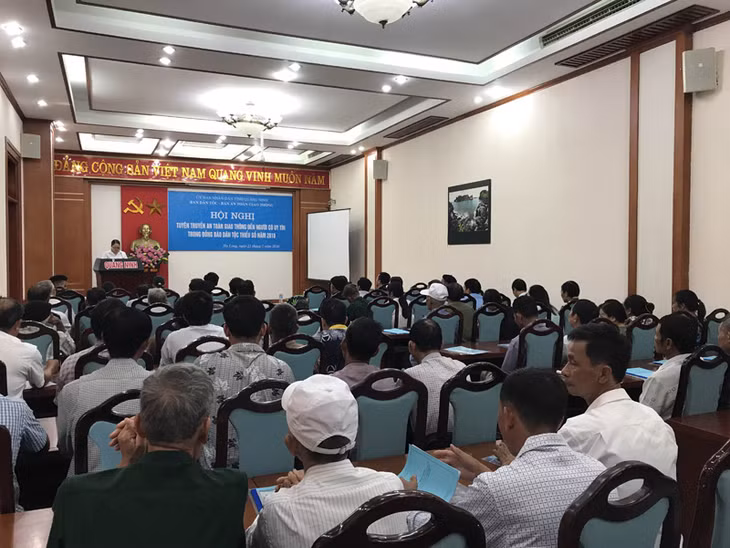 Huyện Tiên Yên cũng thường xuyên cho các già làng, trưởng bản, người có uy tín tham gia các cuộc tuyên truyền Luật giao thông do Ban ATGT tỉnh tổ chức 