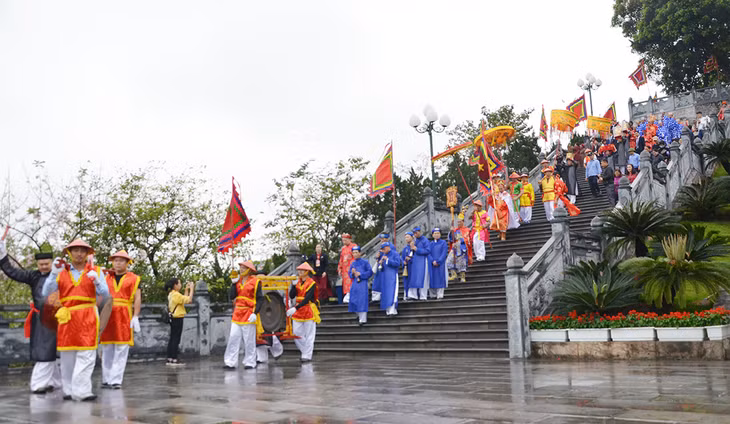 Nghi rước Đức Ông xuất cung.