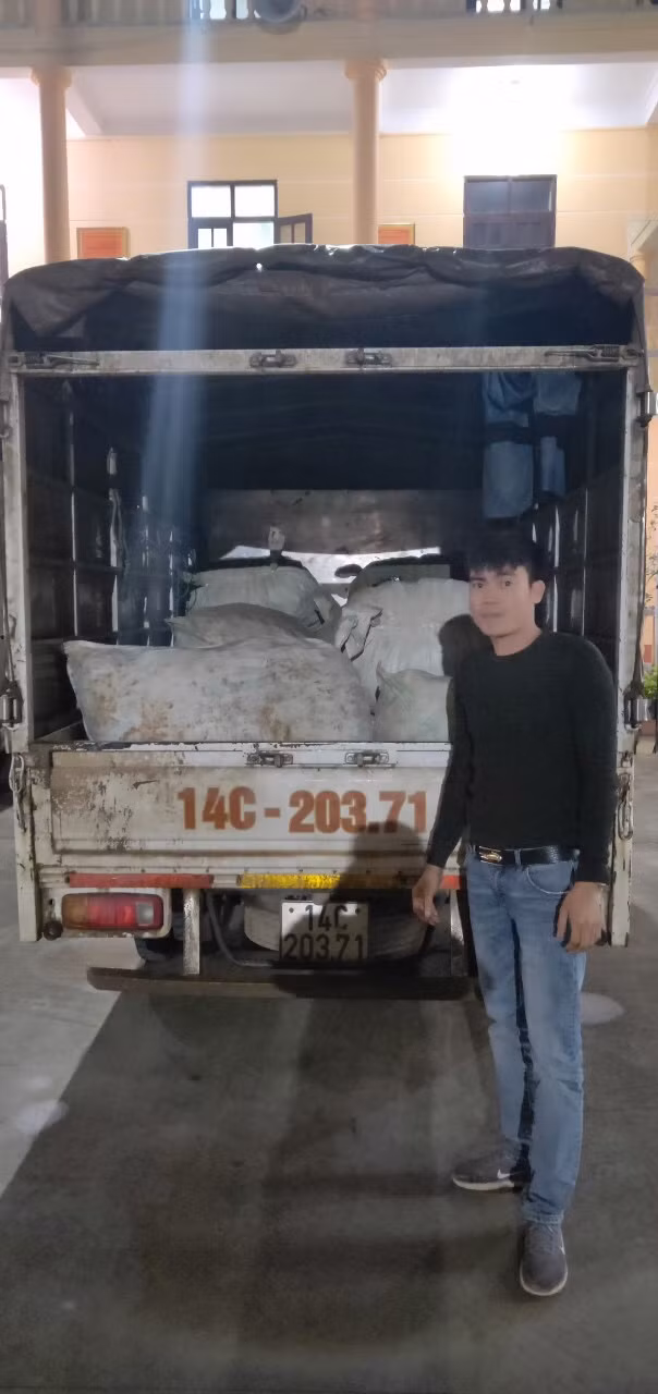Đối tượng Nguyễn Văn Chính và Nguyễn Đức Trọng cùng tang vật bị phát hiện.