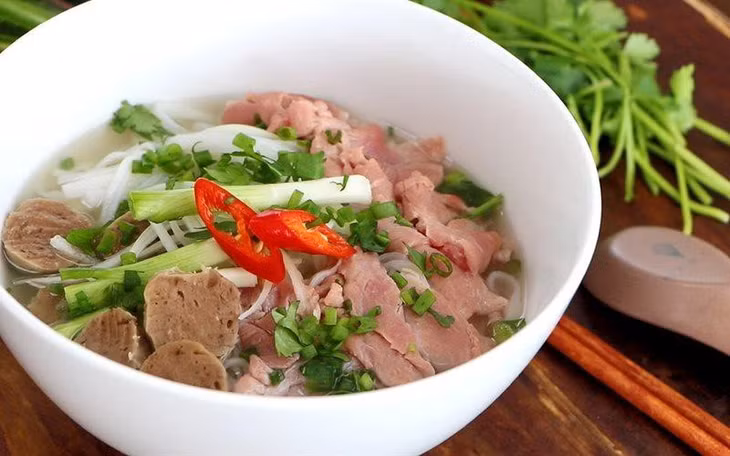  Phở bò: Phở bò là một trong những món ăn tiêu biểu, đặc trưng khi nhắc đến ẩm thực Việt Nam với thế giới. Du khách quốc tế đến Việt Nam dành rất nhiều lời khen cho món ăn này. Không chỉ thế, phở bò thường có mặt trong danh sách các món ăn ngon nhất hành tinh do các trang báo uy tín của nước ngoài bình chọn và xuất hiện tại thực đơn của rất nhiều nhà hàng trên thế giới. Ảnh: Cooky.
