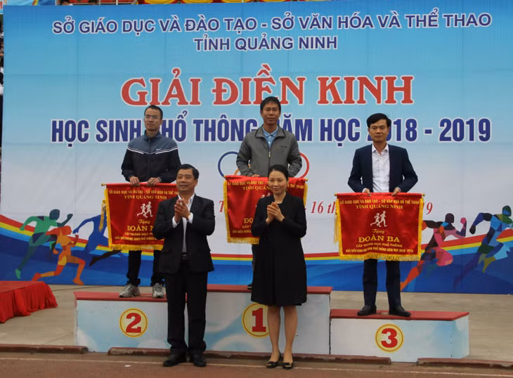 Ban tổ chức trao giải cho các đơn vị đạt thành tích nhất tốt nhất trong thi đấu 