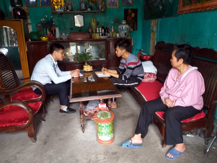 Cán bộ Đoàn Thanh niên phường Cẩm Thạch hướng dẫn quần chúng ưu tú làm hồ sơ kết nạp Đảng