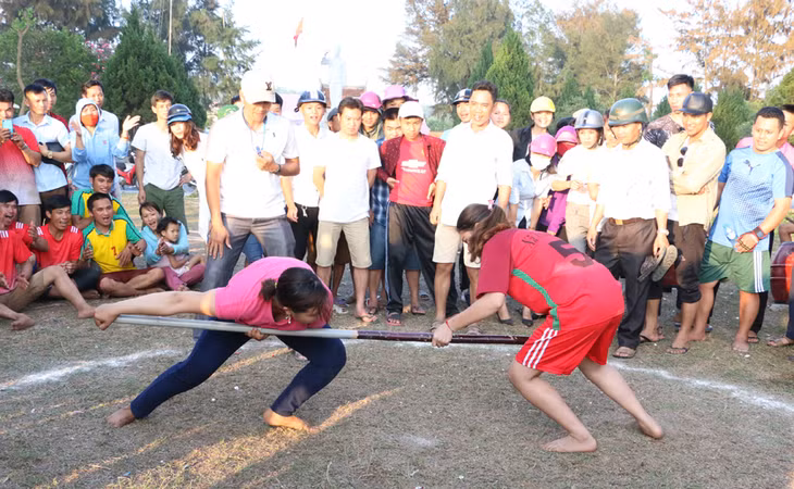 Thi đẩy gậy trong Tuần Văn hóa, thể thao và du lịch Cô Tô năm 2018.