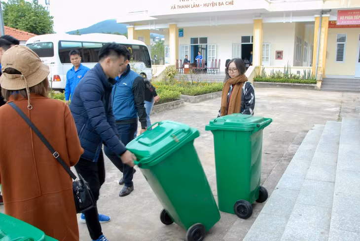 Cụm Đoàn số 2, Đoàn Thanh niên Khối các cơ quan tỉnh, hỗ trợ xã Thanh Lâm (huyện Ba Chẽ) lắp đặt thùng rác công cộng