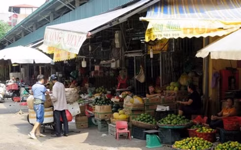  Các gian hàng hoa quả tại chợ Long Biên. (Nguồn: TTXVN)