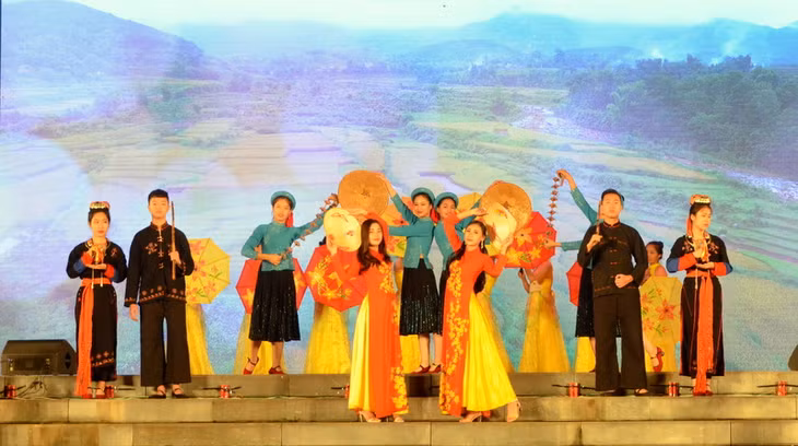 Tà áo dài cùng các trang phục dân tộc Việt Nam được trình diễn trước bạn bè quốc tế và du khách 