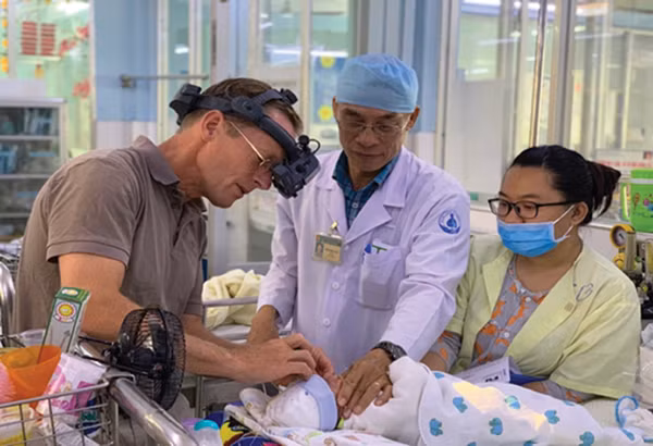 Hội chẩn với bác sĩ nước ngoài trên những bệnh nhi sinh non mắc ROP