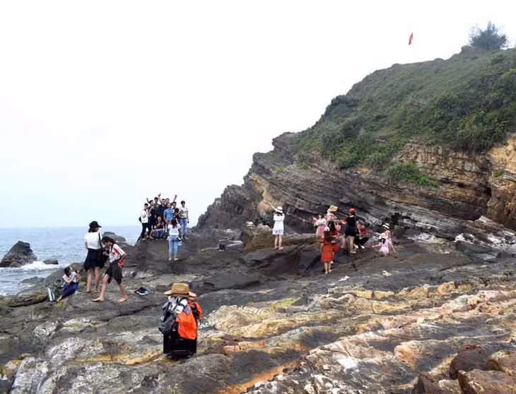 Bãi Móng Rồng thu hút du khách quanh năm
