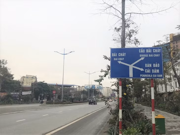 Các biển chỉ dẫn đã được TP Hạ Long sử dụng 2 thứ tiếng để khách du lịch thuận tiện tra cứu.