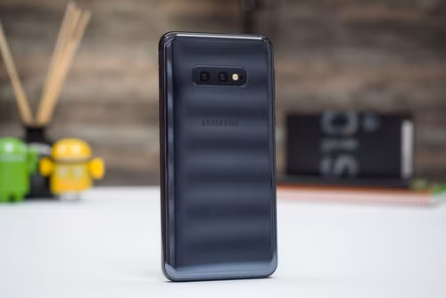 Samsung Galaxy S10e. Ảnh: Phonearena.