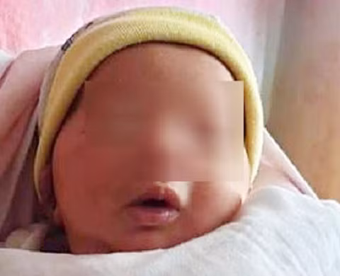 Bé gái bị bỏ tại trước cửa nhà dân ở khu Chùa Bằng.