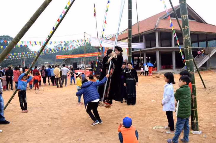 Người dân vui chơi tại Khu Văn hóa Thể thao dân tộc Tày