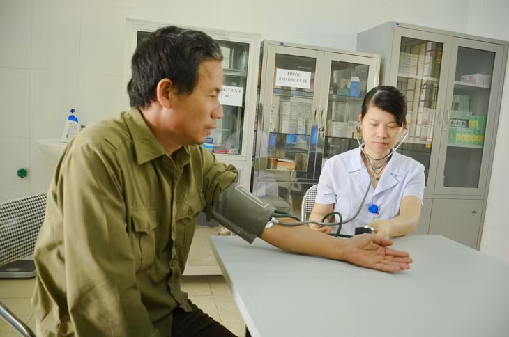 Ông Phạm Văn Khỏa định kỳ kiểm tra bệnh tăng huyết áp tại trạm y tế xã Thống Nhất (Hoành Bồ)