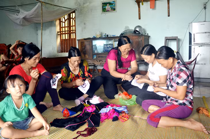 Ba Chẽ đẩy mạnh bảo tồn, phát huy giá trị di sản văn hóa các dân tộc trên địa bàn huyện. Trong ảnh: Phụ nữ địa phương học thêu thổ cẩm của dân tộc Dao Thanh Y tại nhà nghệ nhân Bàn Thị Bích (thôn Lò Vôi, xã Nam Sơn, huyện Ba Chẽ).
