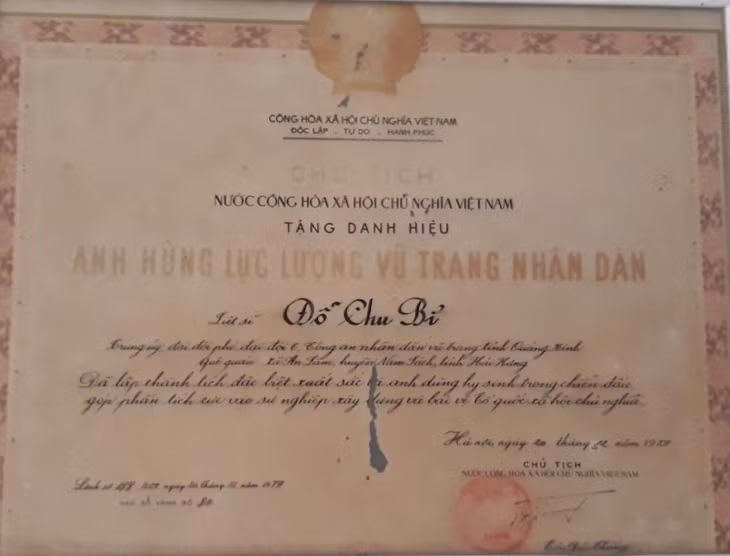 Liệt sĩ Đỗ Chu Bỉ được Chủ tịch Nước Tôn Đức Thắng truy tặng danh hiệu Anh hùng Lực lượng vũ trang nhân dân.