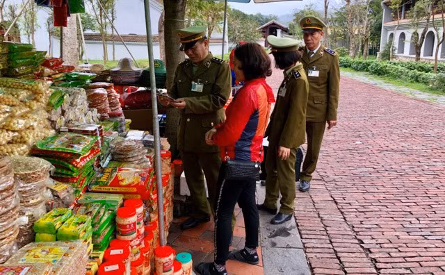 Kiểm tra cơ sở, cửa hàng, hộ kinh doanh tại khu di tích và danh thắng Yên Tử.