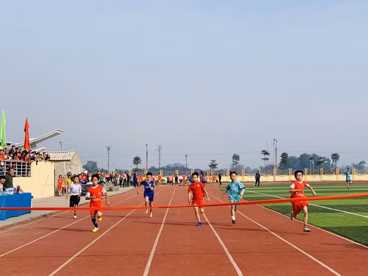 Các VĐV tham gia tranh tài tại Giải điền kinh học sinh TX Đông Triều năm học 2018-2019