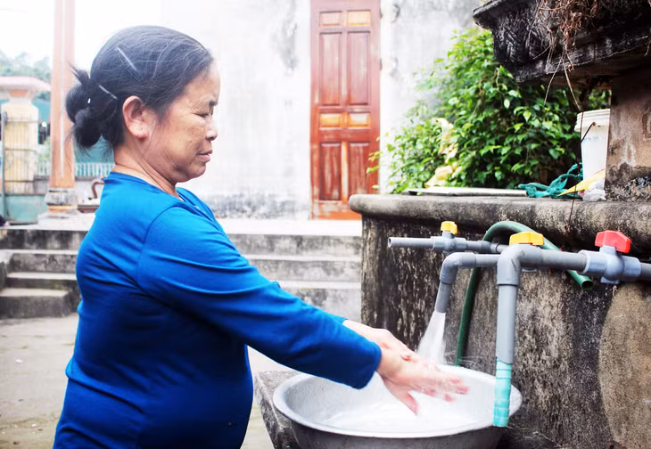Bà Nguyễn Thị Hải, thôn 14, xã Hiệp Hòa, dùng nước sạch từ Nhà máy nước sạch Hiệp Hòa (TX Quảng Yên).