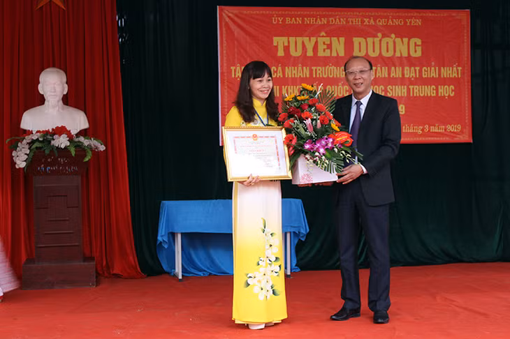 Đồng chí Trần Đức Thắng, Phó Bí thư Thị ủy, Chủ tịch UBND thị xã khen thưởng cho trường THCS Tân An