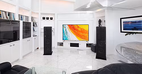 Các thiết bị Android TV của CooCaa hỗ trợ Google Assistant cho phép tìm kiếm bằng giọng nói.