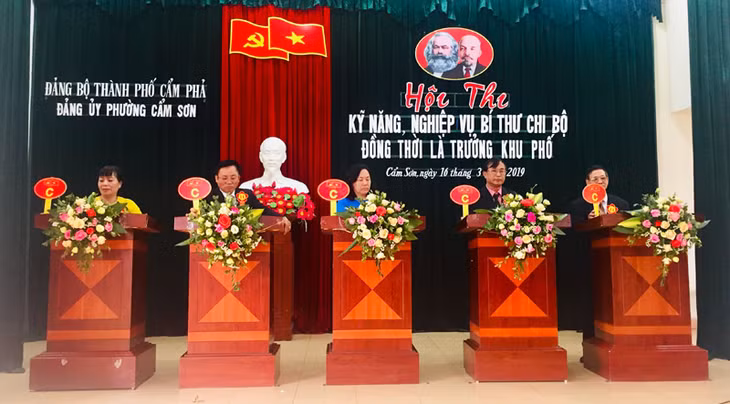 các thi sinh trả loi phan thi trắc nghiệm.