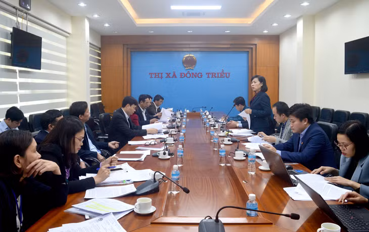Đoàn giám sát của HĐND tỉnh làm việc tại TX Đông Triều.