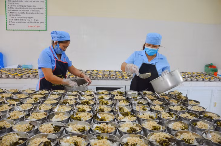 Chuẩn bị bữa ăn bán trú của học sinh Trường Tiểu học Thị trấn Tiên Yên, huyện Tiên Yên